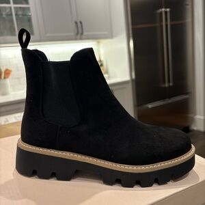 Size 6 Chinese Laundry piper black suede lug boot